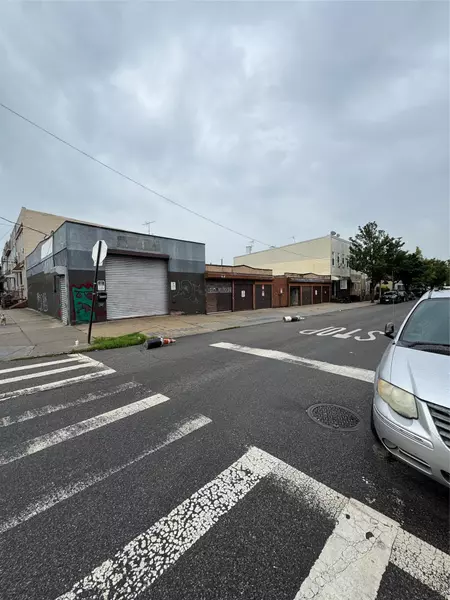 576 Grandview AVE, Ridgewood, NY 11385