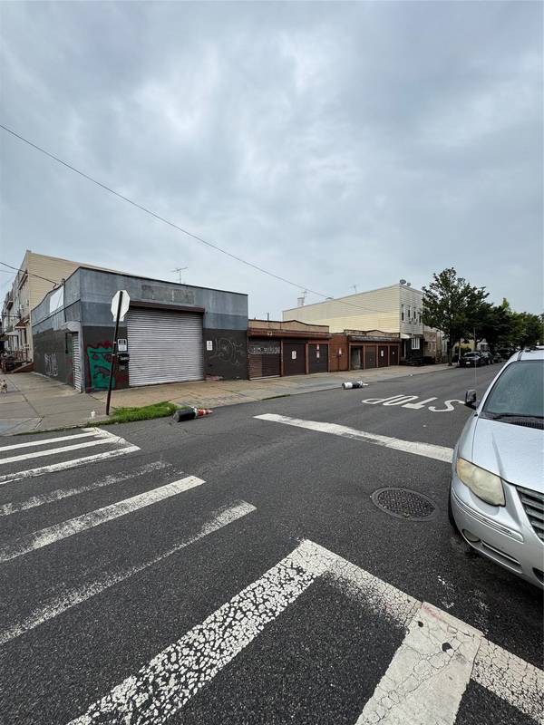 576 Grandview AVE, Ridgewood, NY 11385
