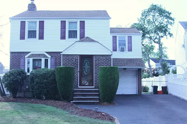 24 Garnet PL, Elmont, NY 11003