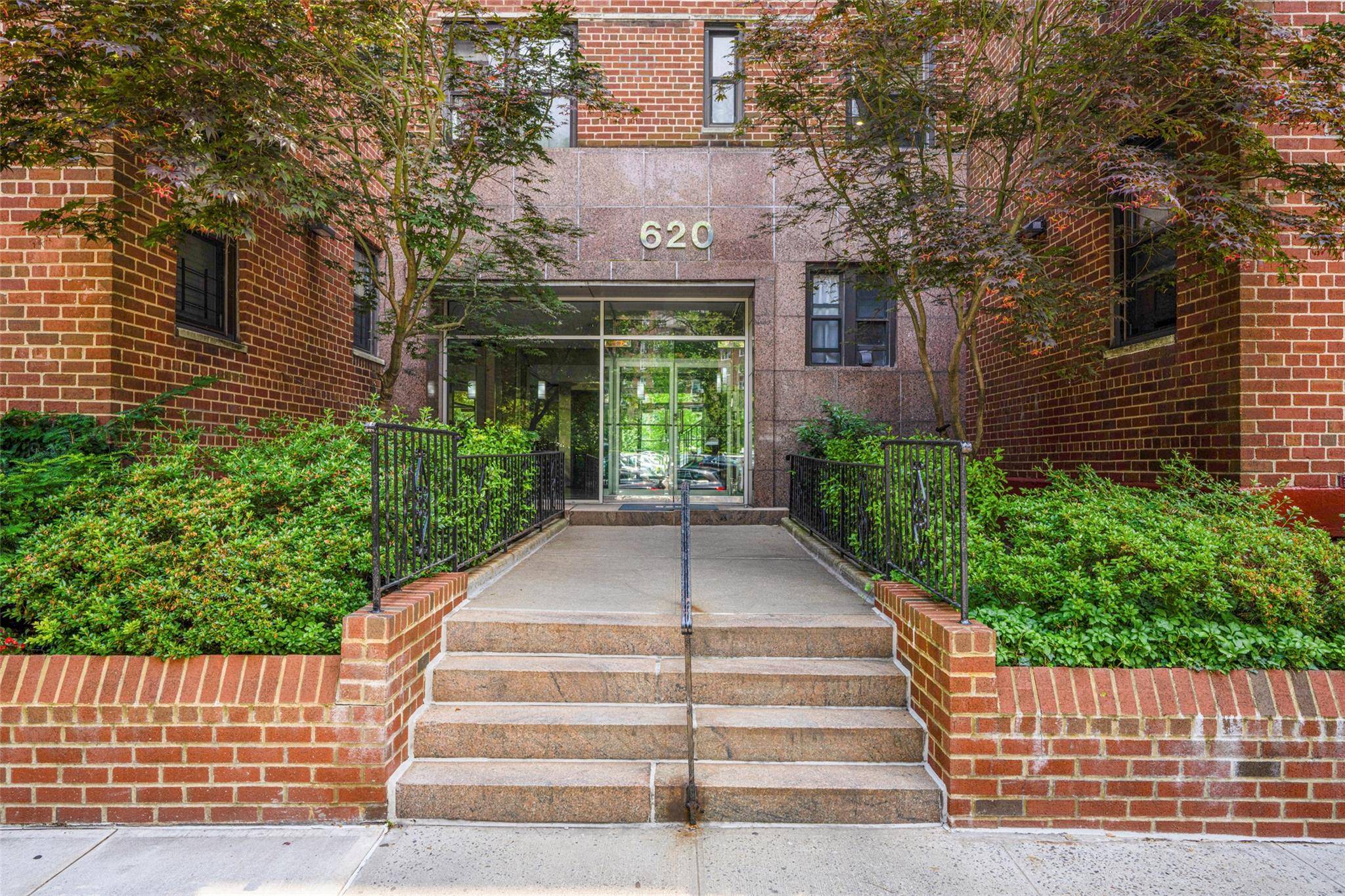 Bronx, NY 10463,620 W 239th ST #2C