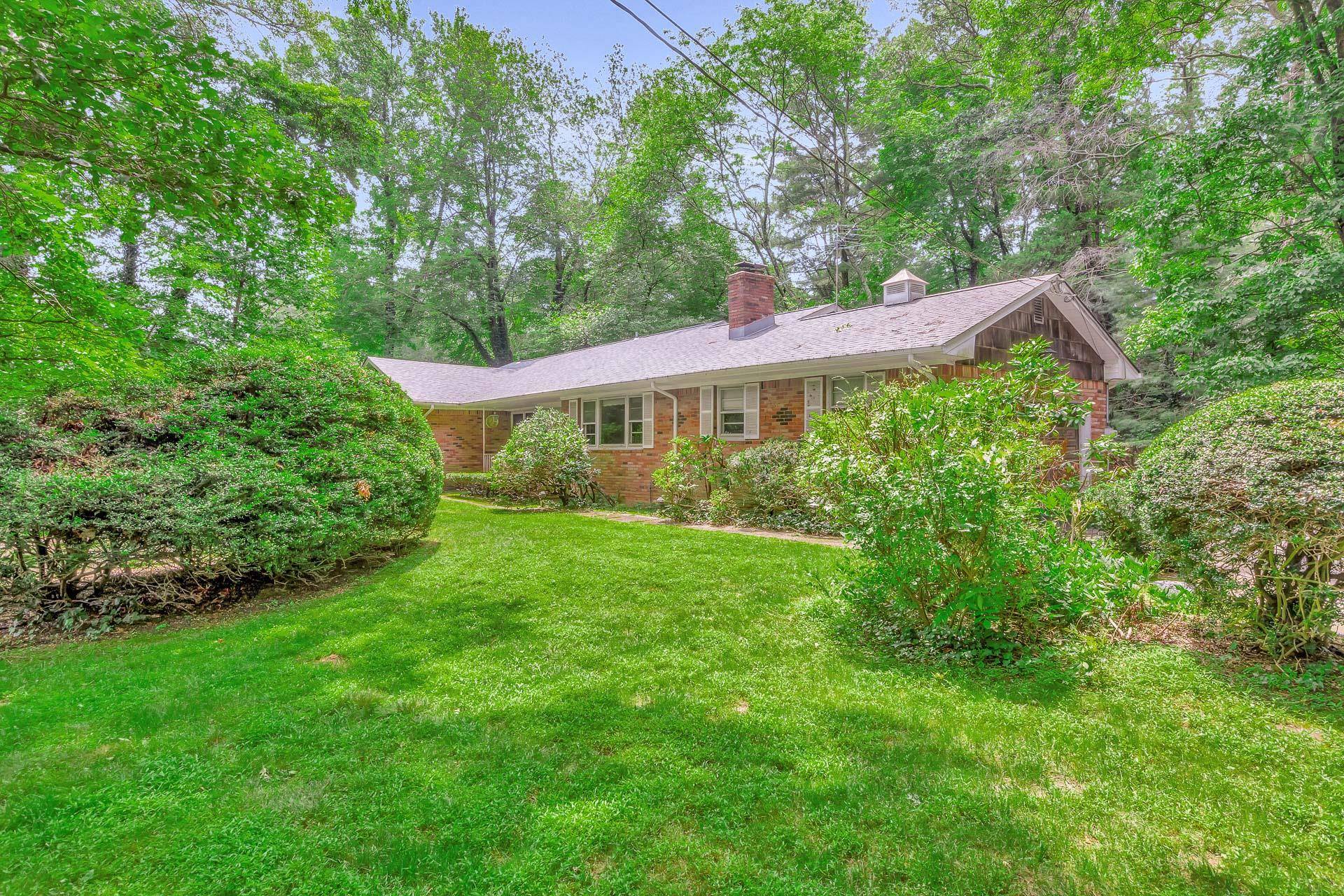 15 Carol CT, Dix Hills, NY 11746