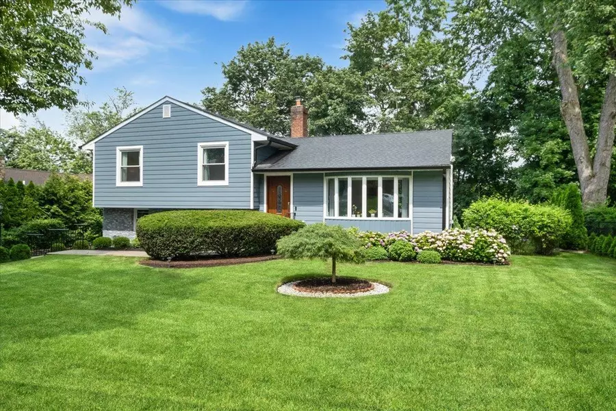 4 Highview DR, Scarsdale, NY 10583