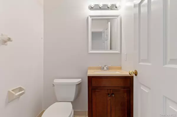 Thornwood, NY 10594,2 Larissa LN
