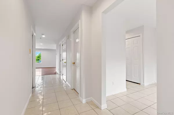 Thornwood, NY 10594,2 Larissa LN