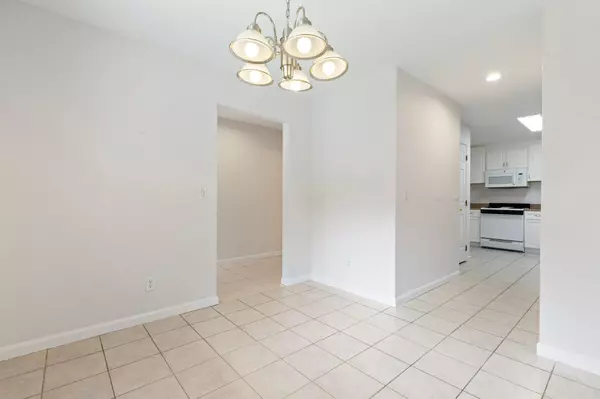 Thornwood, NY 10594,2 Larissa LN