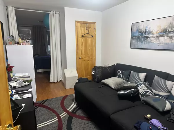 Astoria, NY 11103,31-67 44 ST