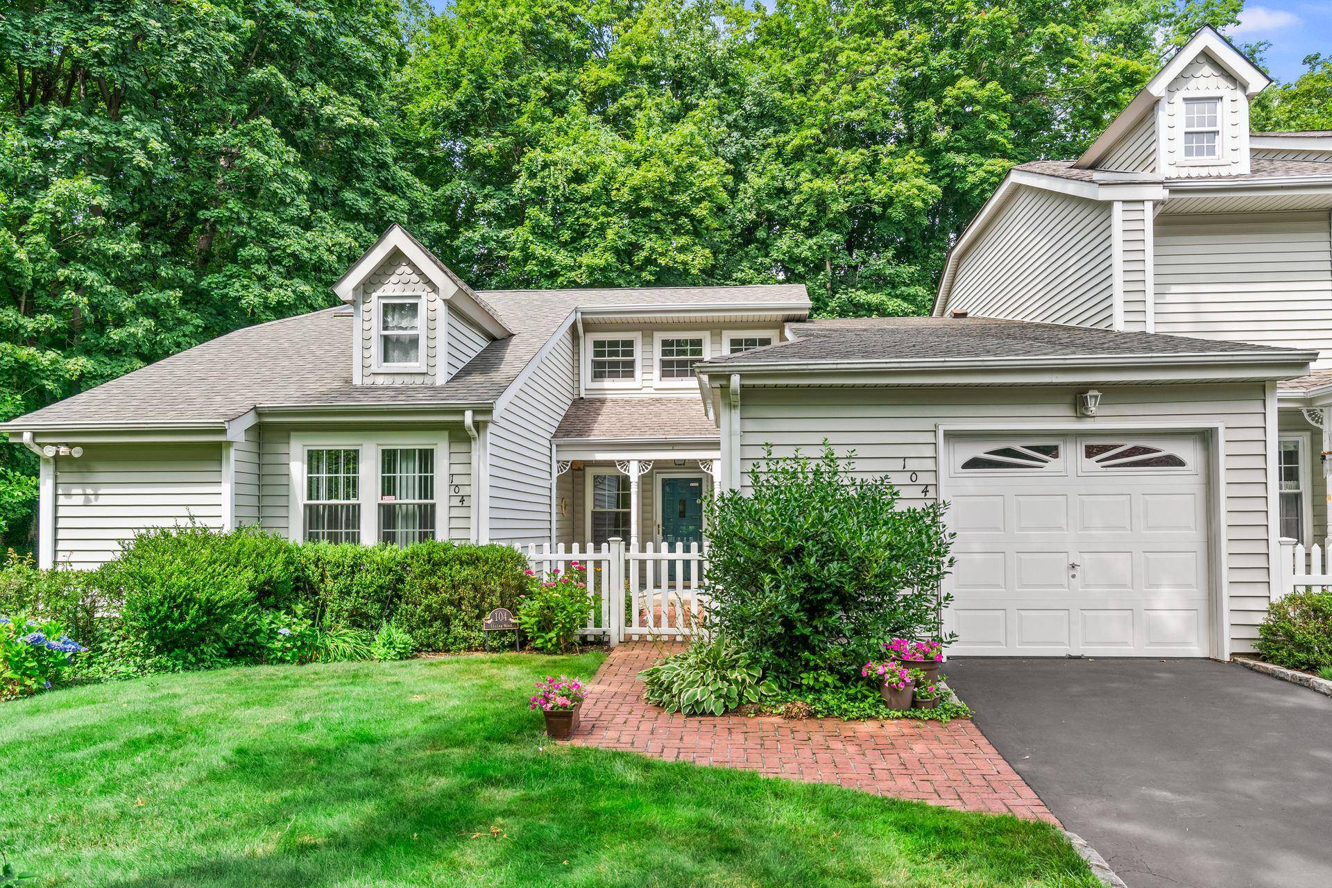 Huntington, NY 11743,104 Spring RD