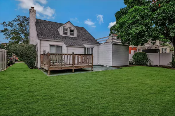 New Hyde Park, NY 11040,1742 W End AVE