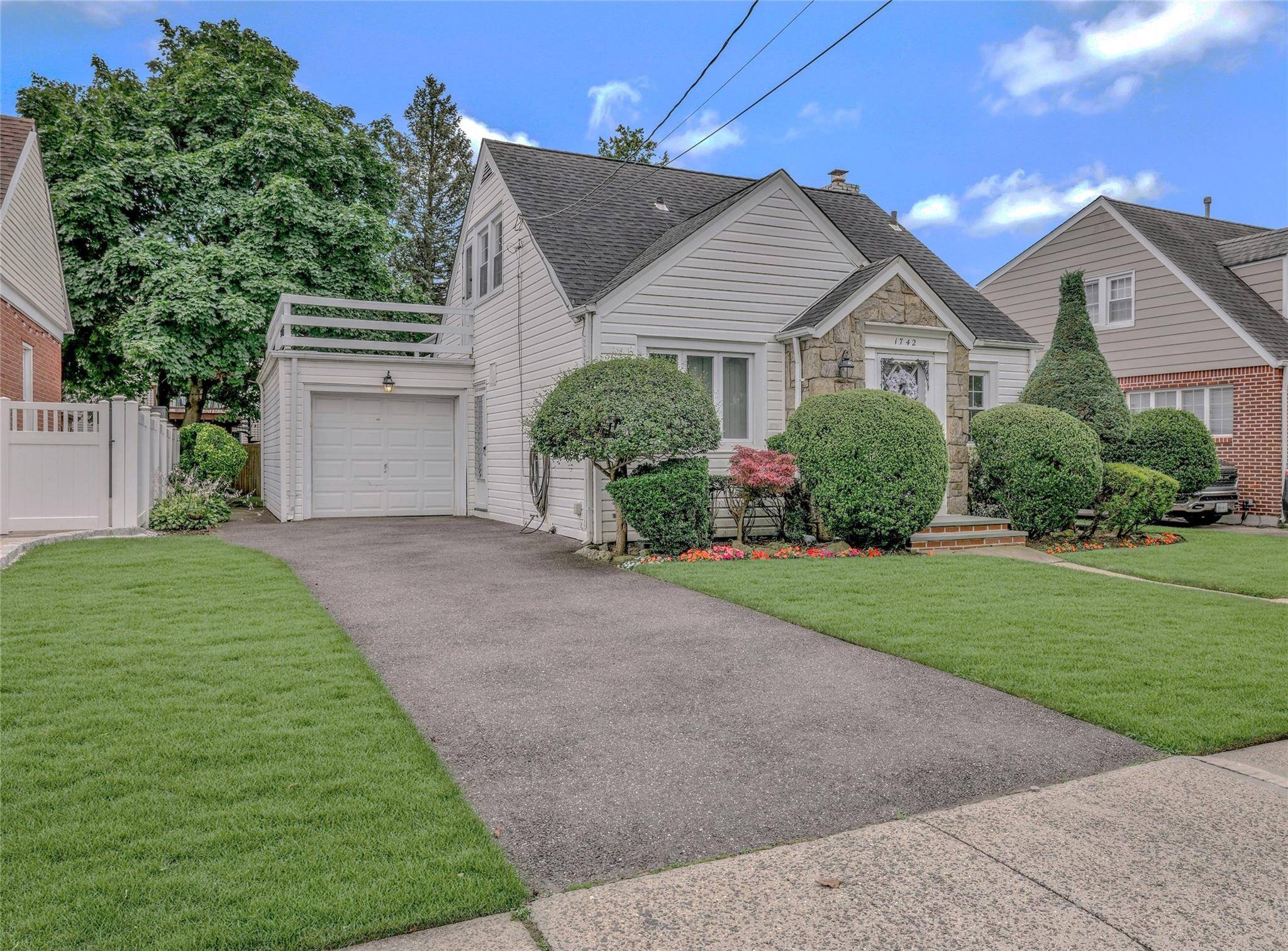 1742 W End AVE, New Hyde Park, NY 11040