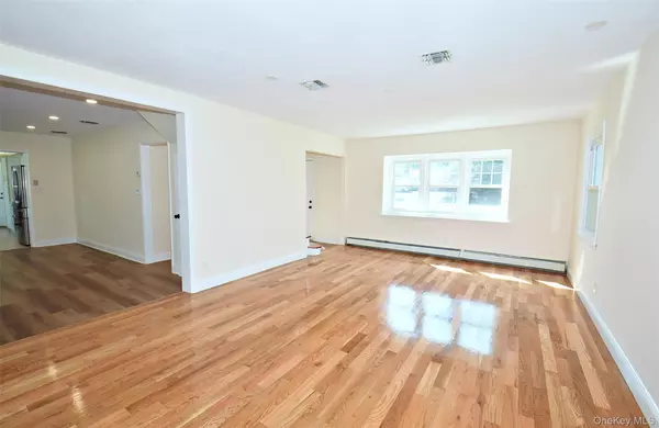 Coram, NY 11727,675 Hawkins RD