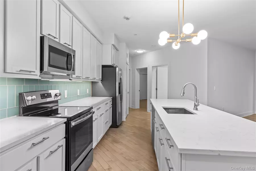 20 Burling LN #4L, New Rochelle, NY 10801