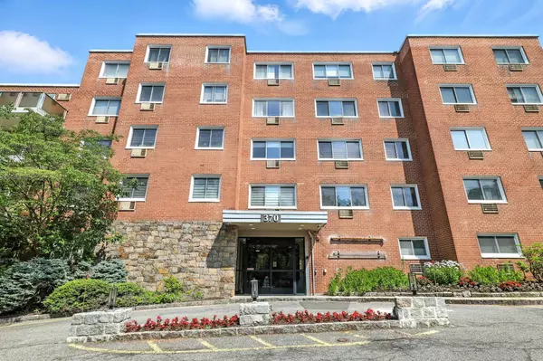 Scarsdale, NY 10583,370 Central Park AVE #3D