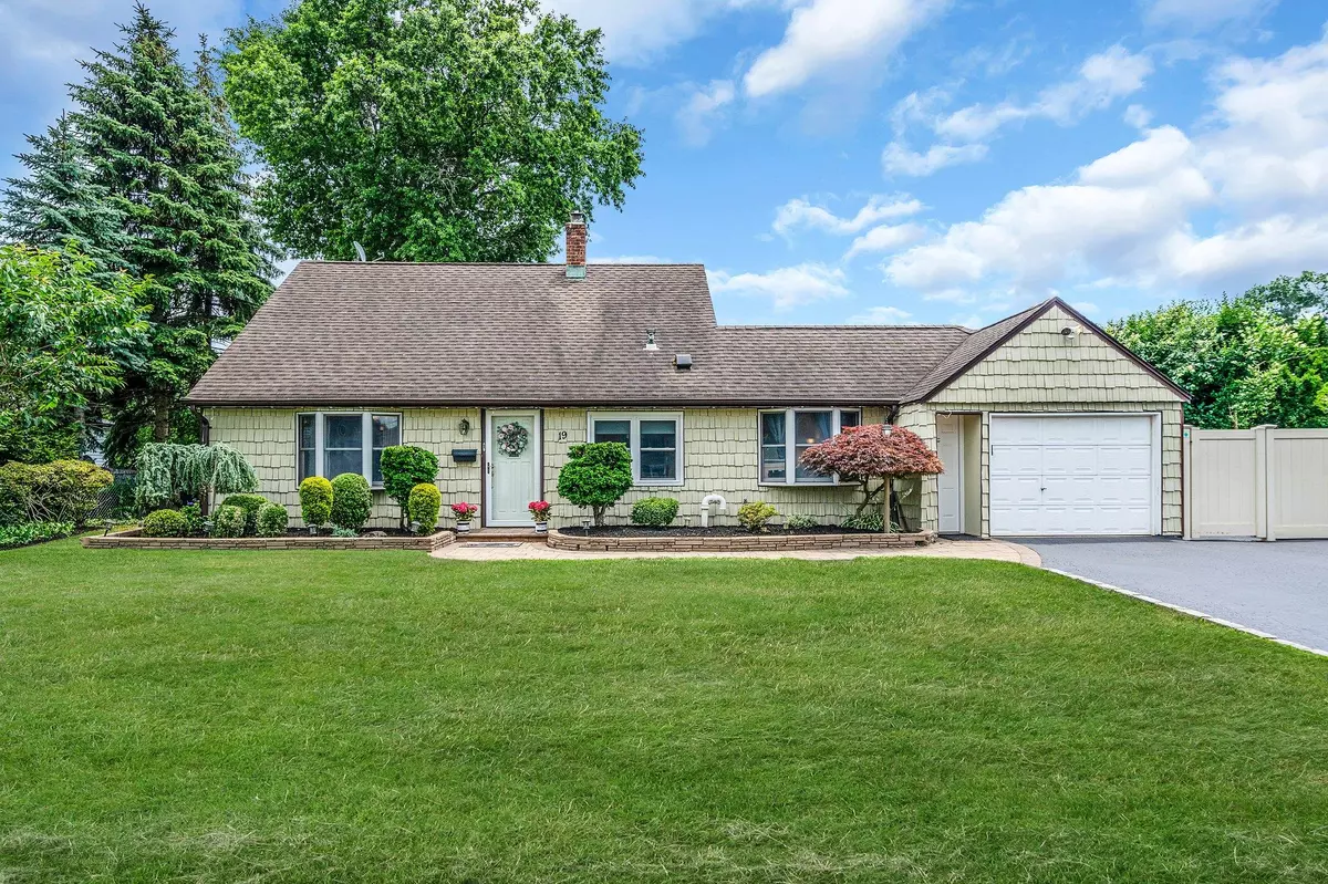 Levittown, NY 11756,19 Buttercup LN