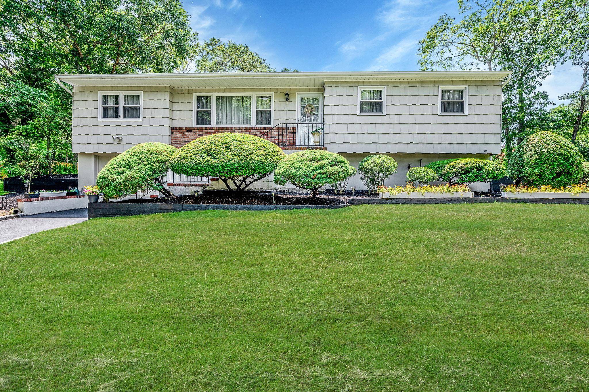 84 Fanning AVE, Hampton Bays, NY 11946