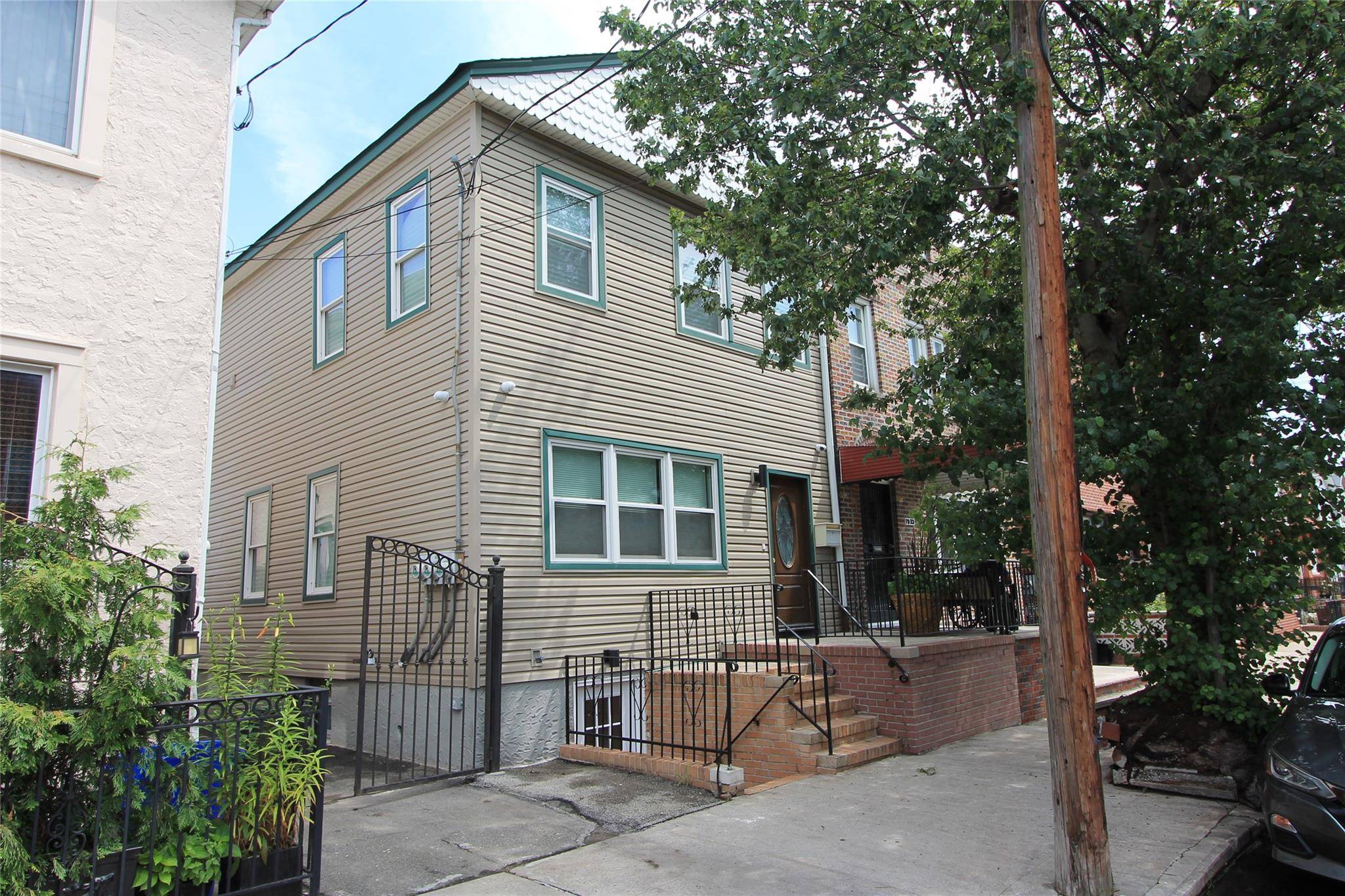 79-31 69th AVE, Middle Village, NY 11379
