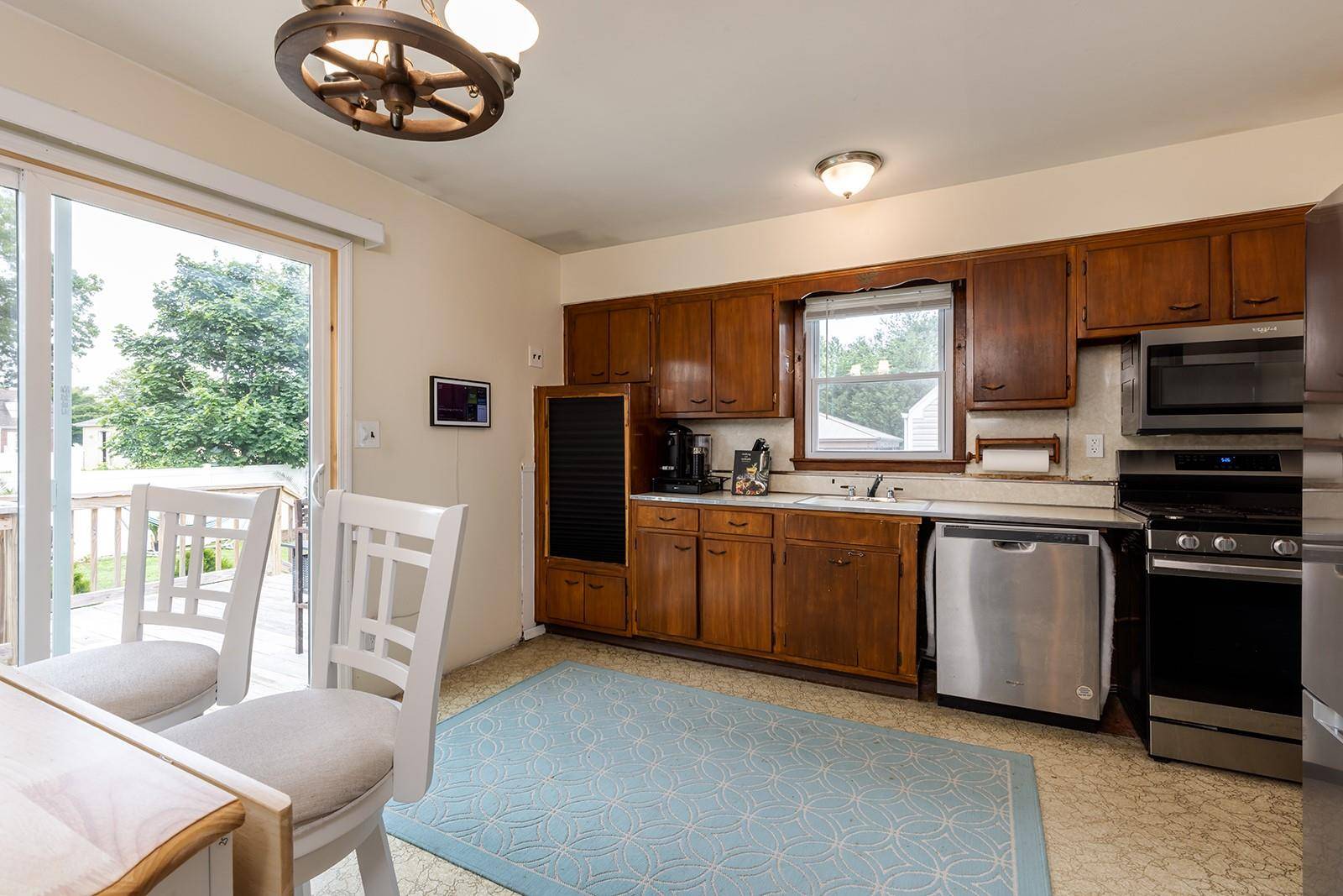 Lindenhurst, NY 11757,534 S 8th ST