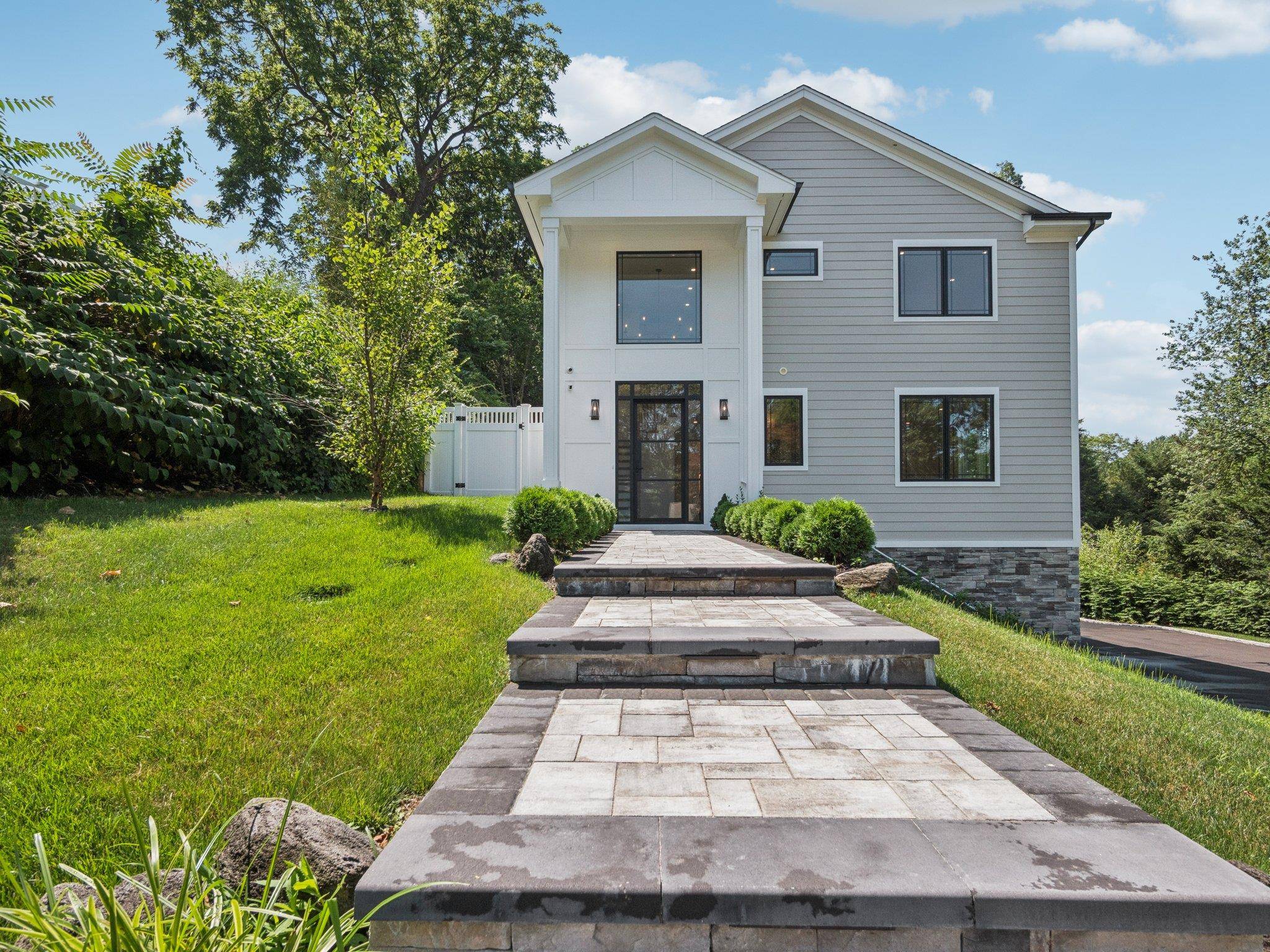 2 Arthur PL, Woodbury, NY 11797