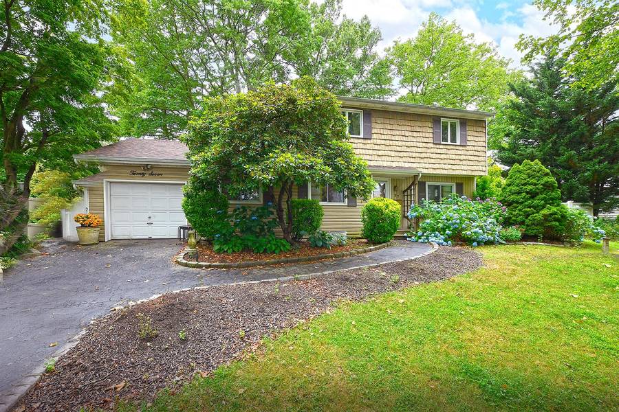 27 Newtown LN, Melville, NY 11747