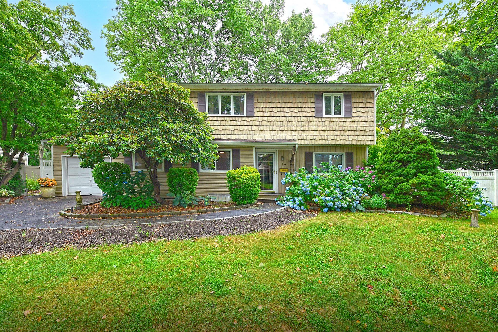 Melville, NY 11747,27 Newtown LN