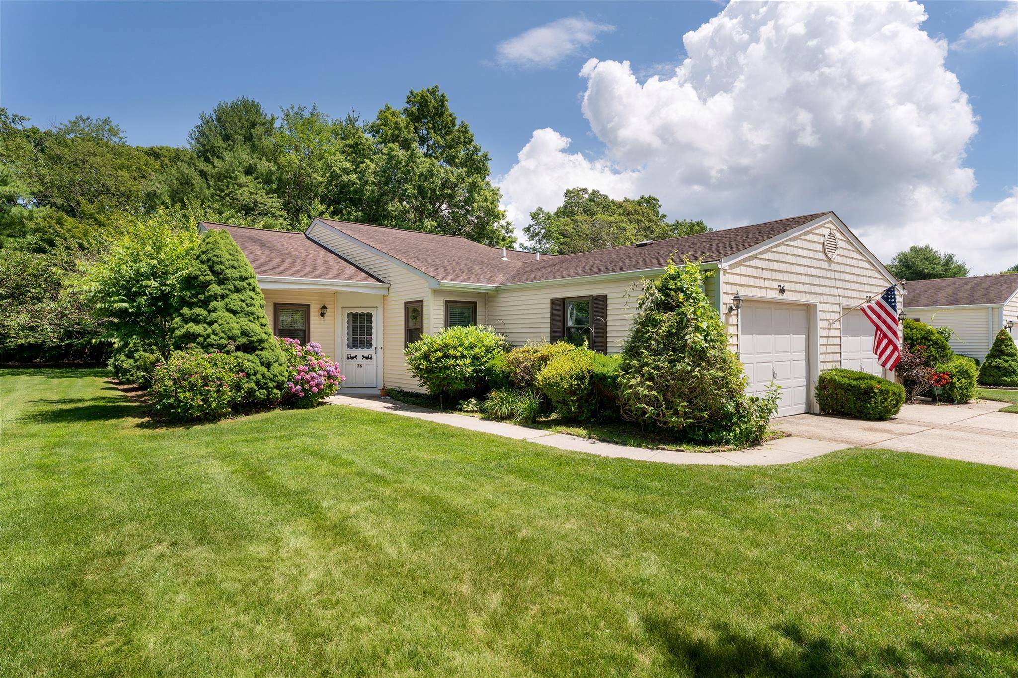 76 Knolls DR, Stony Brook, NY 11790