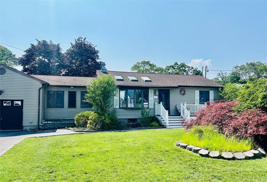 38 Hayward ST, Patchogue, NY 11772