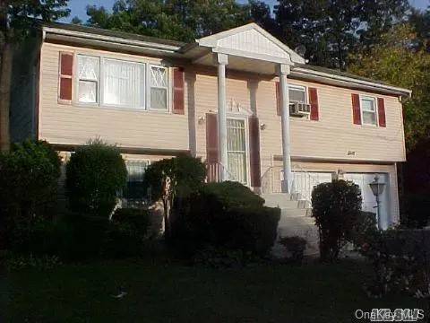 60 Dietz ST, Central Islip, NY 11722