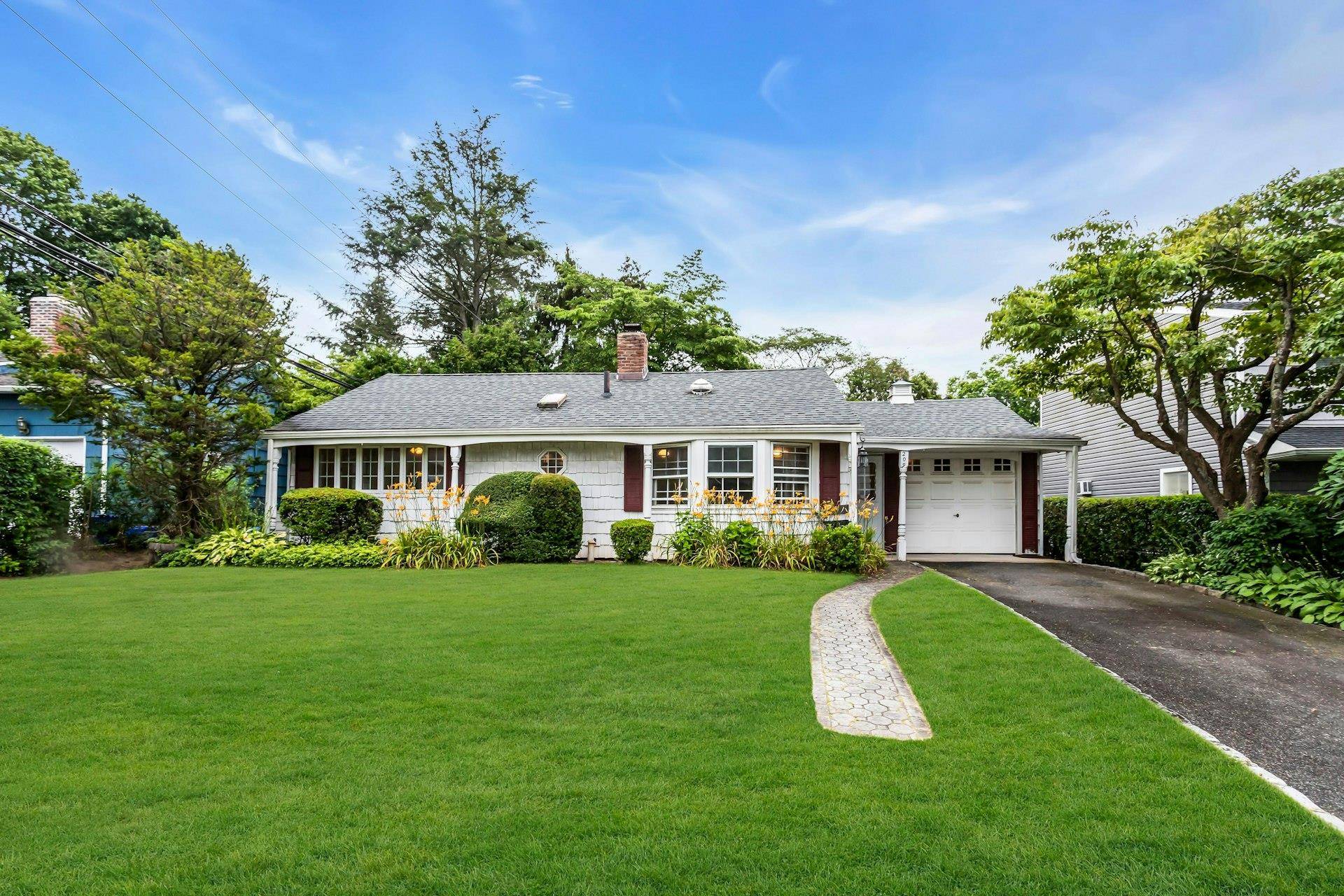 209 Lawrence LN, Glen Cove, NY 11542