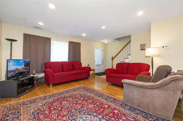 Great Neck, NY 11023,6 Grady CT