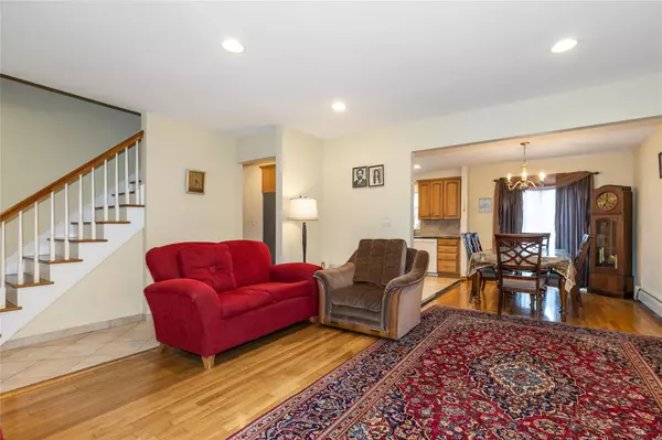 Great Neck, NY 11023,6 Grady CT