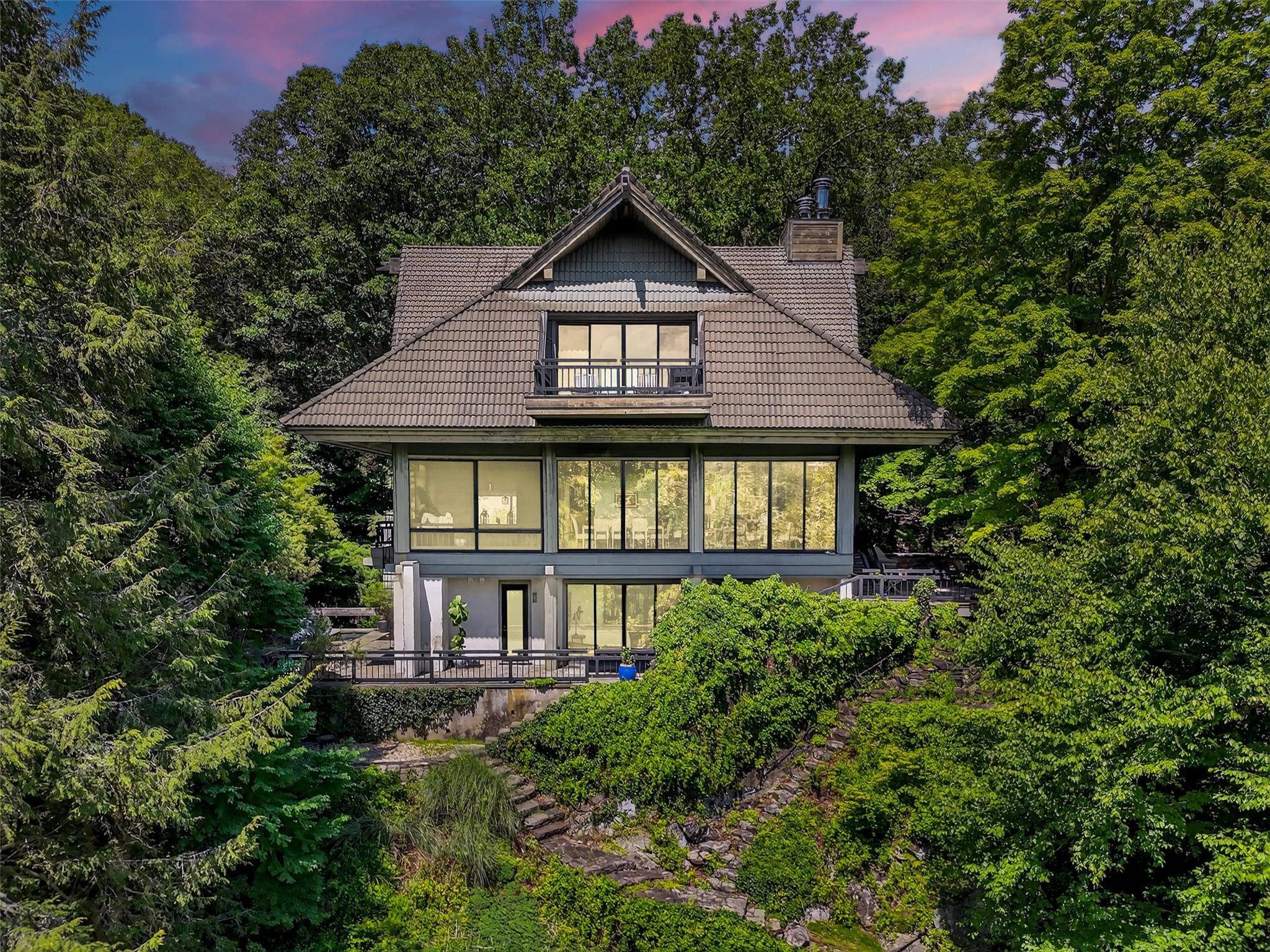 16 Gorge LN, Pound Ridge, NY 10576