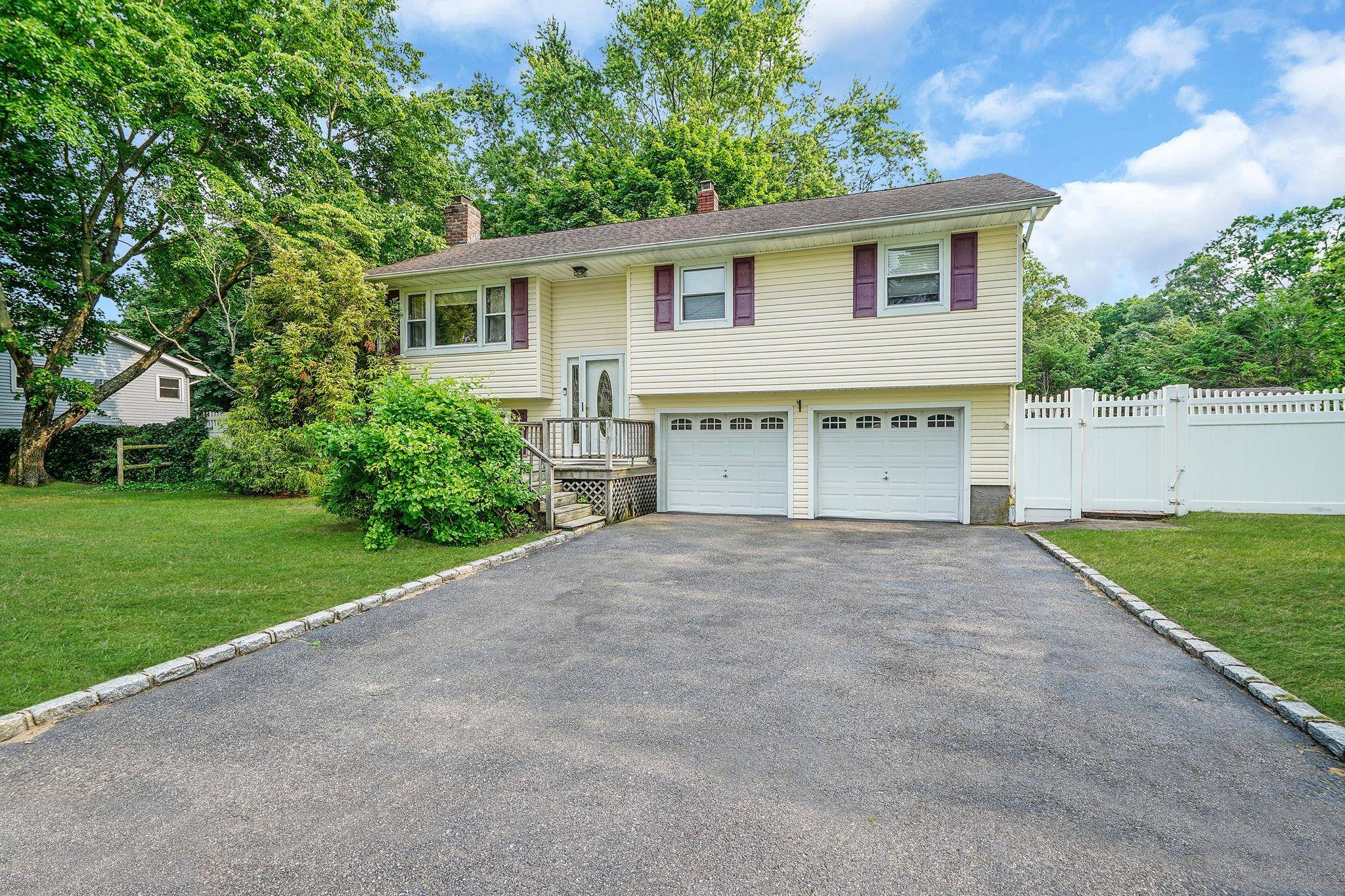 4 Margaret DR, Nesconset, NY 11767