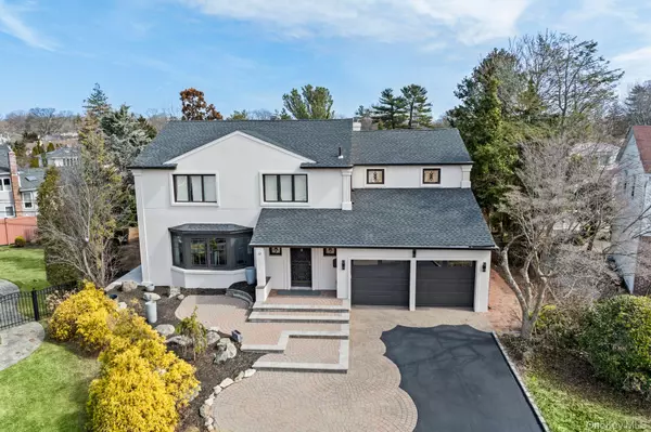 Manhasset Hills, NY 11040,12 Foxhurst CT