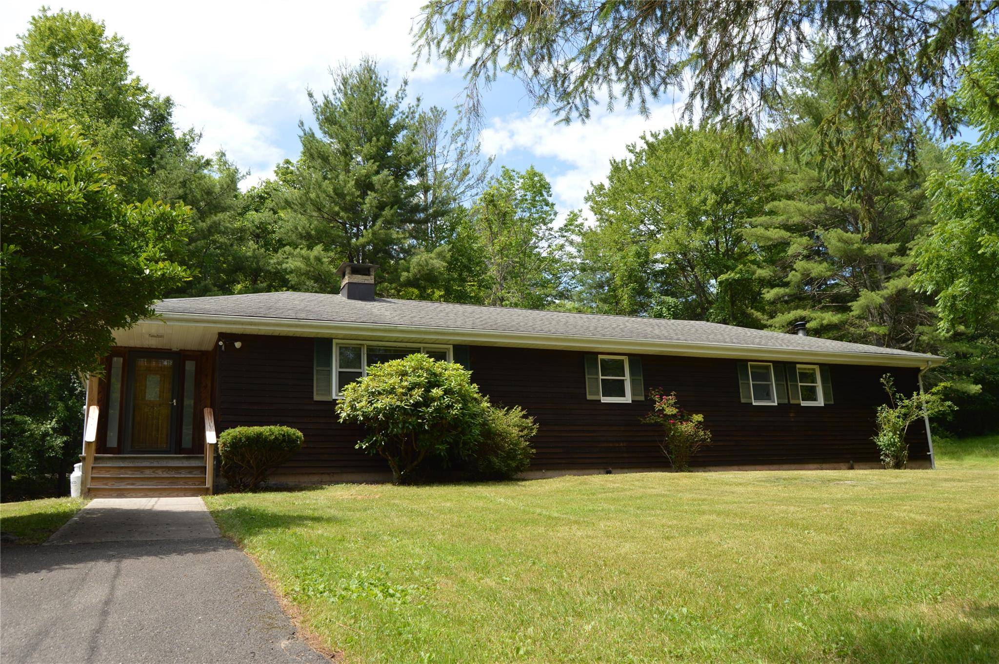 4 Willa LN, Chichester, NY 12416