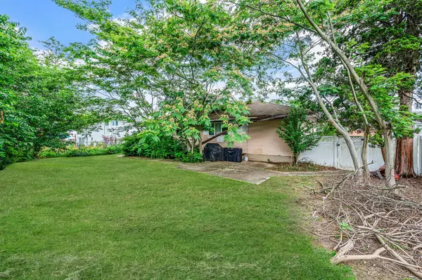 Deer Park, NY 11729,20 Bowling LN