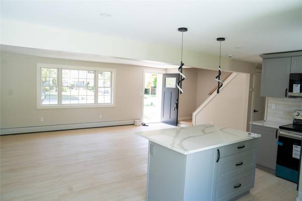 Ridge, NY 11961,7 Highview LN