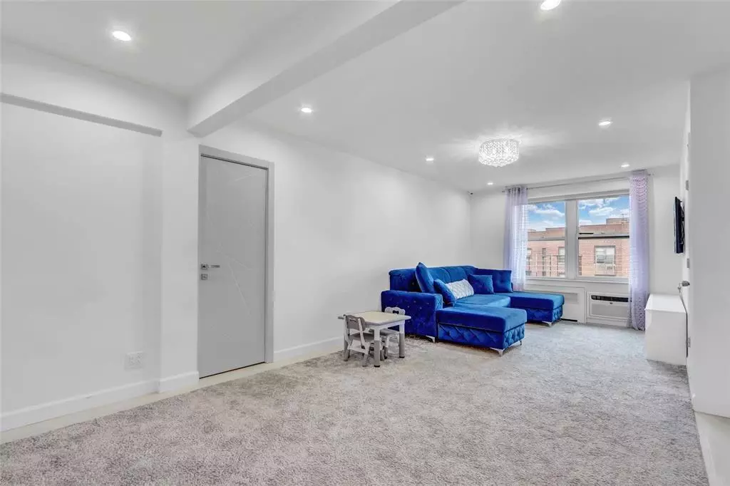 Forest Hills, NY 11375,100-25 Queens BLVD #7M