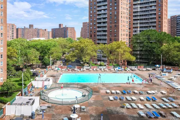 Rego Park, NY 11374,61-15 97th ST #12H