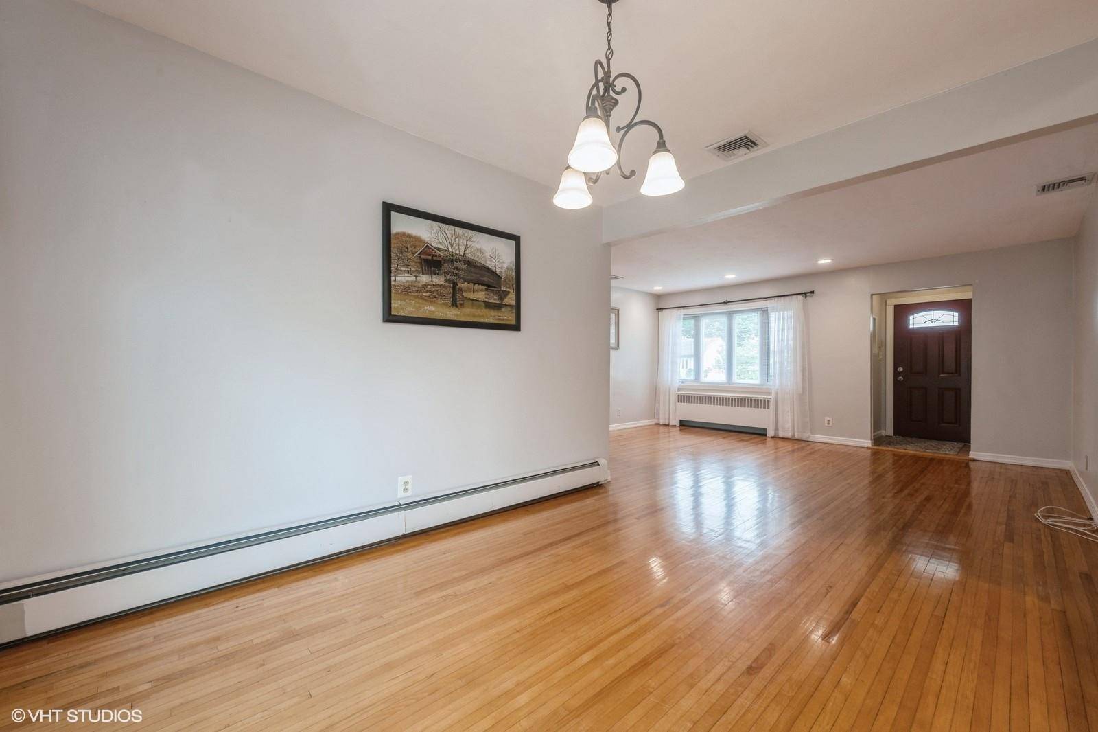 East Meadow, NY 11554,776 Blackstone AVE