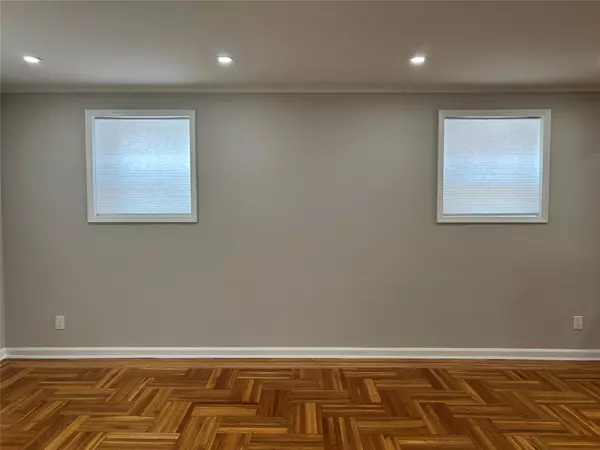 Bronx, NY 10469,1235 Astor AVE