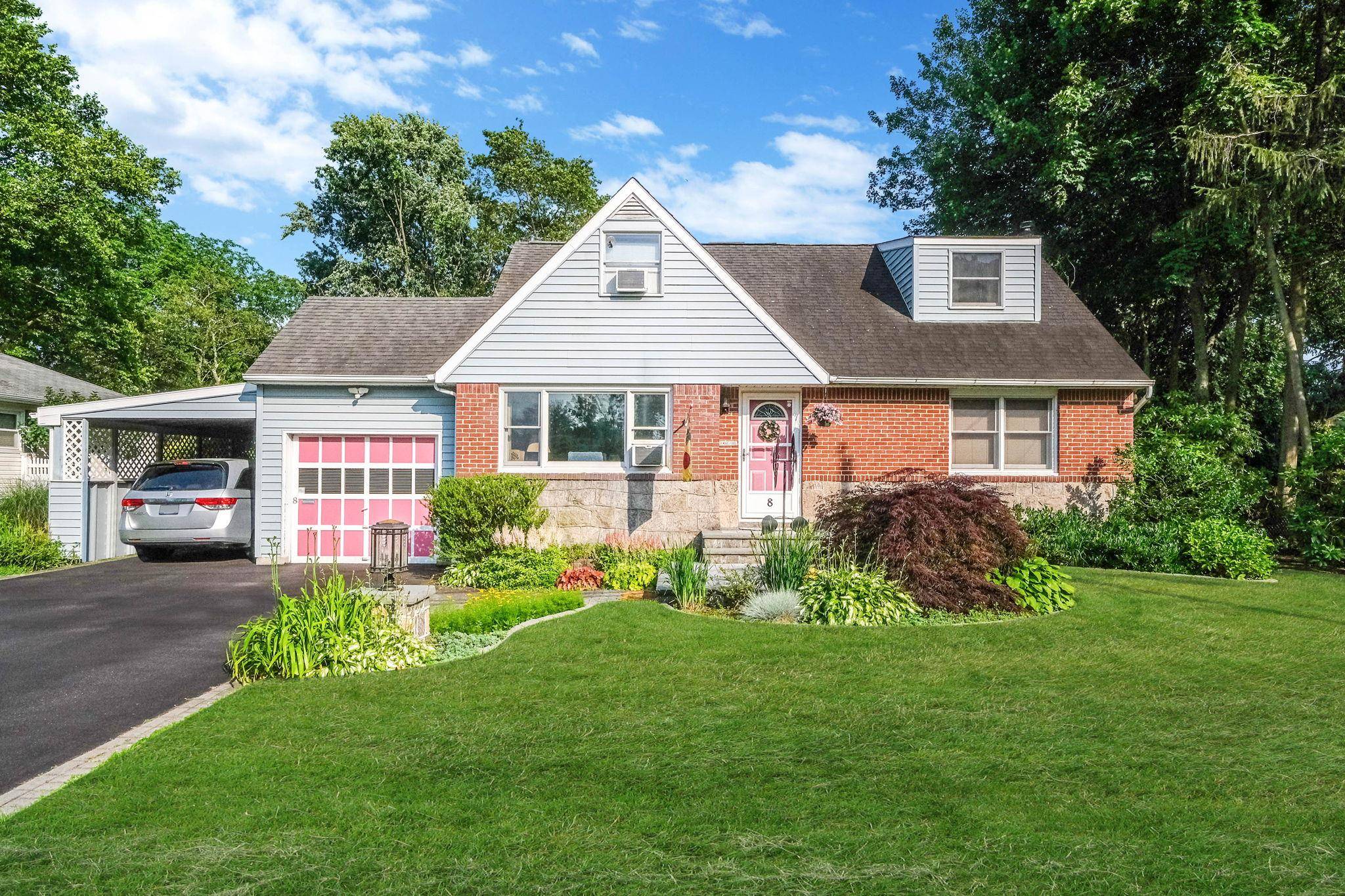 8 Lowell AVE, Greenlawn, NY 11740