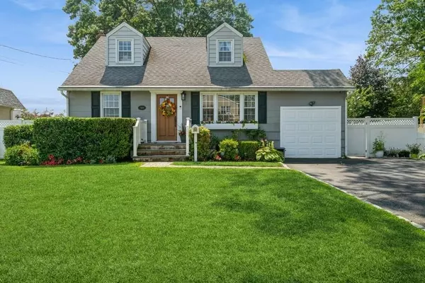 369 S 16th ST, Lindenhurst, NY 11757