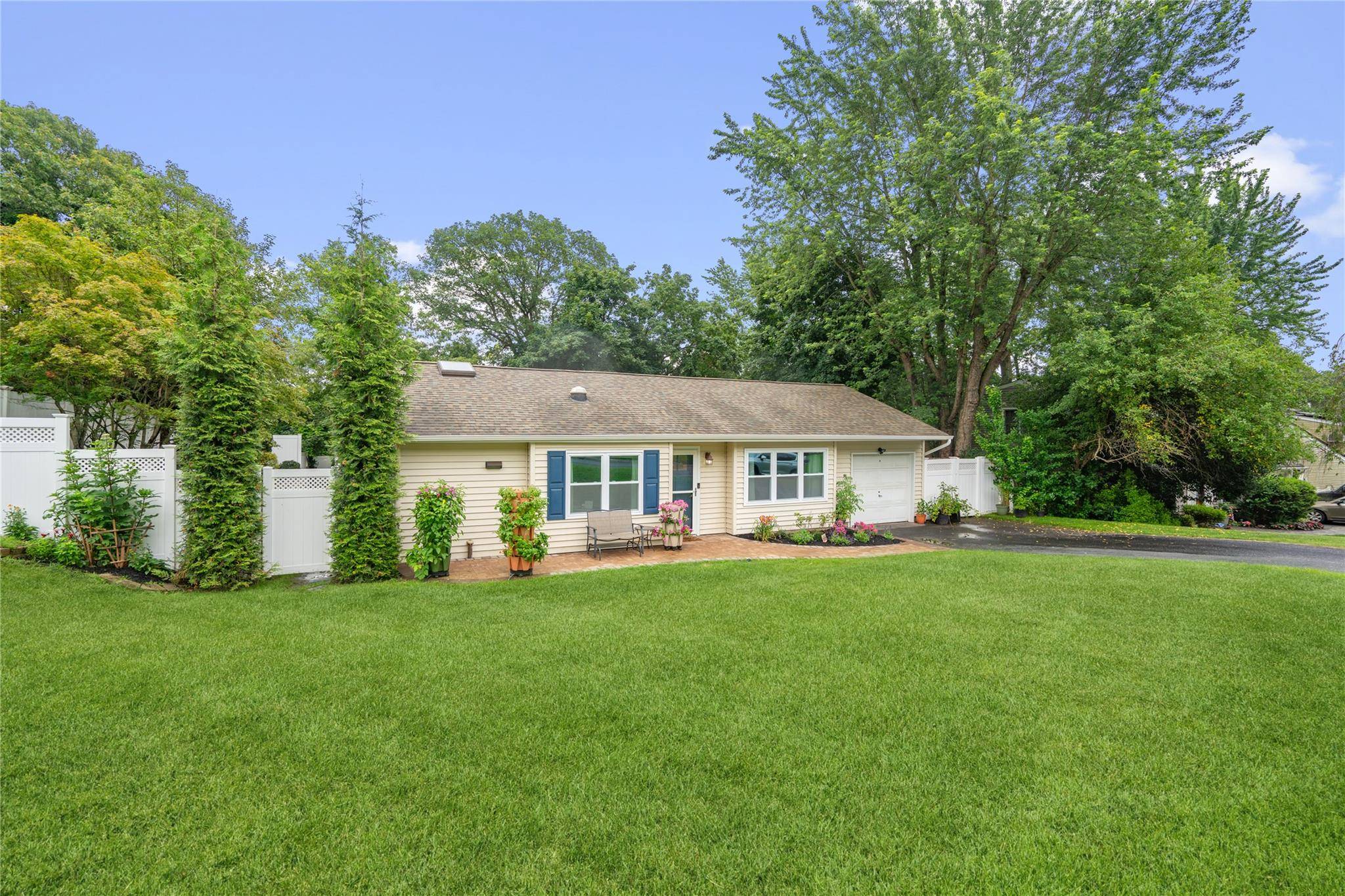 Farmingville, NY 11738,104 Rosemont AVE