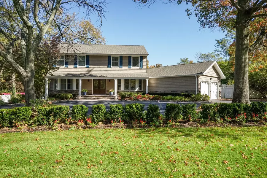 29 Astro PL, Dix Hills, NY 11746