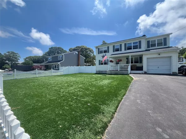 Shirley, NY 11967,42 Adobe DR