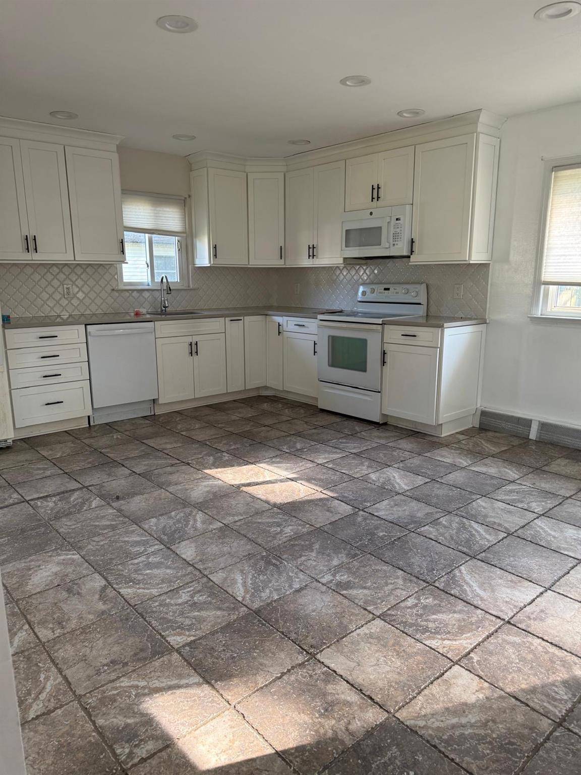 Shirley, NY 11967,35 Auborn AVE