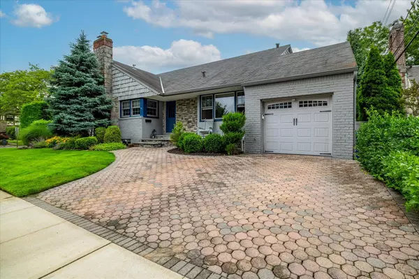 Rockville Centre, NY 11570,6 Blenheim CT
