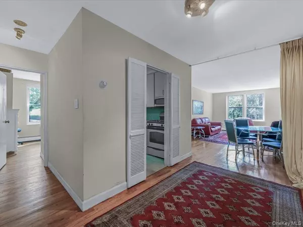 Douglaston, NY 11363,42-30 Douglaston Pkwy #3L