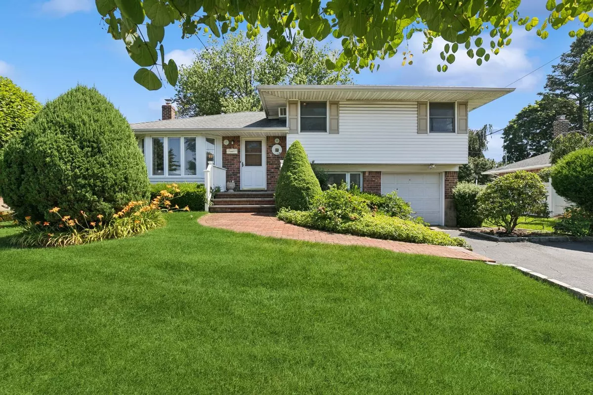 Woodbury, NY 11797,17 Wren DR