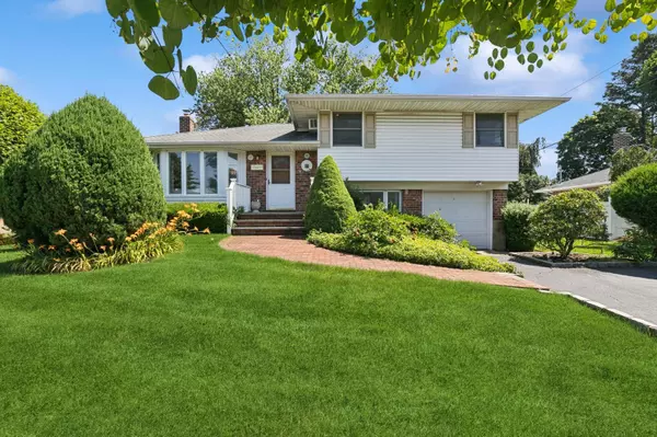 17 Wren DR,  Woodbury,  NY 11797