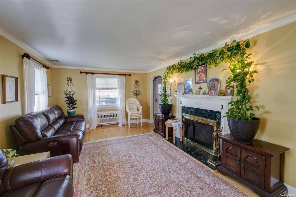 Hicksville, NY 11801,121 6th ST
